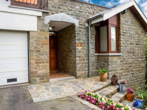  A small studio of a nature stone house  Эвей